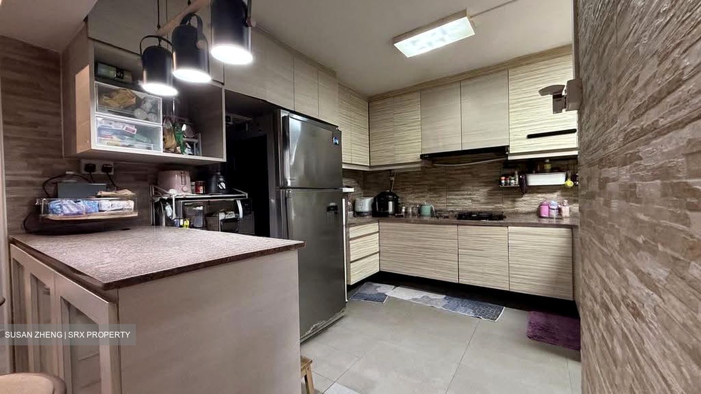 Blk 327 Jurong East Street 31 (Jurong East), HDB Executive #606881781
